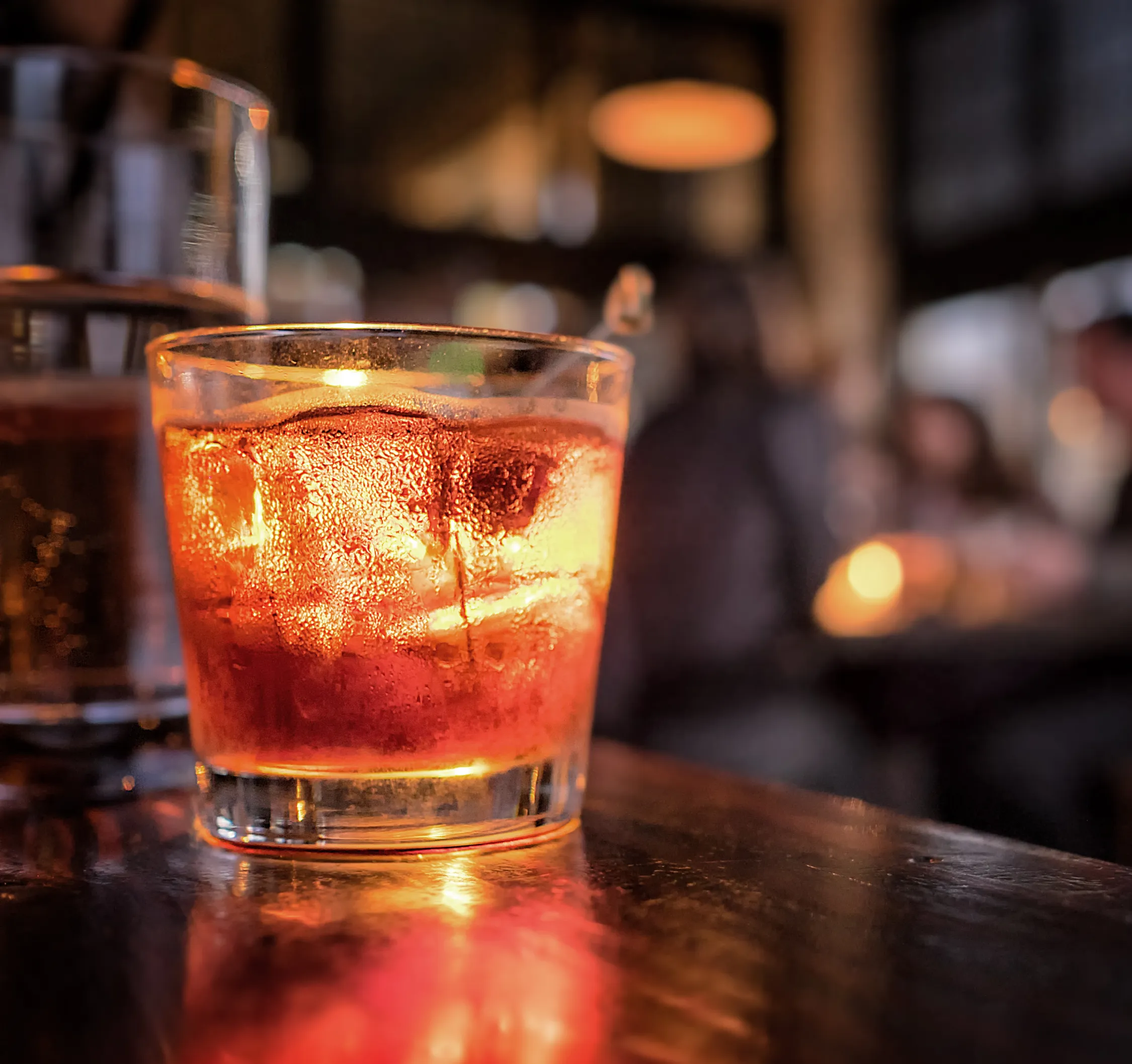 cocktail-closeup-bar-setting