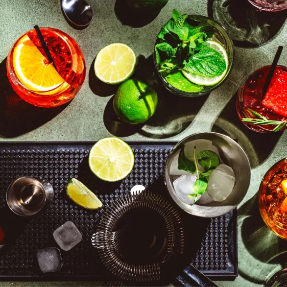 cocktails-set-on-green-bar